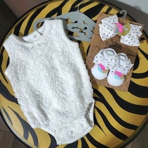 Vitamins baby girls floral embellished white bodysuit in sz. 3 months